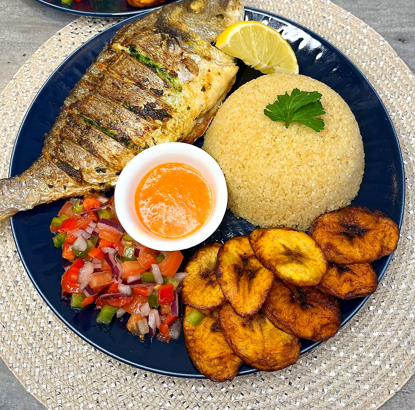 Dorade braisée, attiéké et alloco