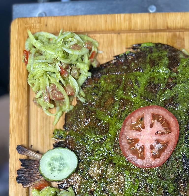 Poisson grillé et salade
